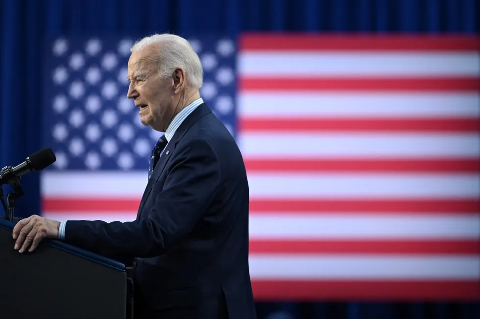 USA bruker nå mer penger på renter enn forsvar. Her USAs President Joe Biden, mens han snakker til studenter om studielån.