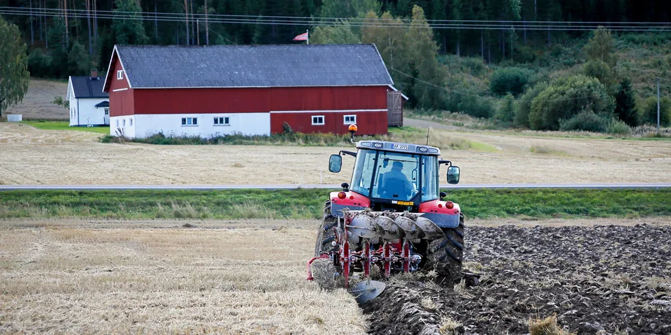 Bonden er helten vår: Landbruket står fjellstøtt i befolkningen, gjentakende debatter om subsidier og jordbruksoppgjør til tross. Hva ligger bak?