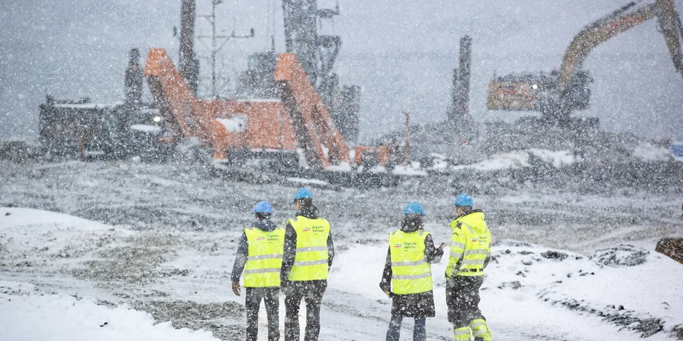 Anleggsarbeid ved Gigante Salmon sitt landbaserte anlegg i Rødøy kommune sør for Bodø. Selskapet skal bygge tre gigantiske tanker, hvor et gjennomstrømmingsanlegg skal produsere laks på land, på en liten holme.