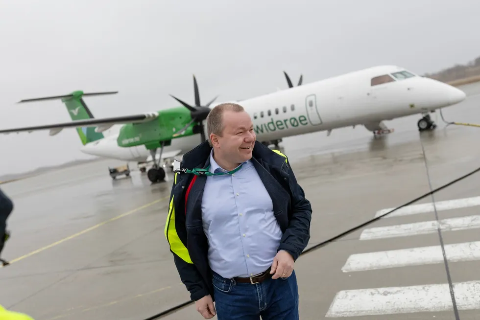 Widerøe-sjef Tore Jenssen pendler ukentlig fra Oslo til hovedkontoret i Bodø. På Bodø lufthavn får harstadværingen kjenne på en sur vind rett fra Vestfjorden.