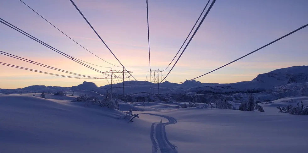 Lave vintertemperaturer bidrar til at strømprisene fortsetter å øke.