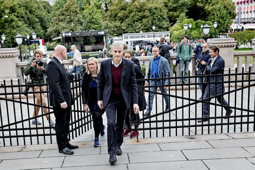 Ap-leder og statsministerkandidat Jonas Gahr Støre på vei inn på Stortinget etter å ha måttet svare på en rekke spørsmål om sin egen formue. Bak følger rådgiver Marte Ingul (til venstre), kommunikasjonssjef Camilla Ryste og sekretariatsleder Hans Kristian Amundsen (lengst til høyre). Foto: Aleksander Nordahl