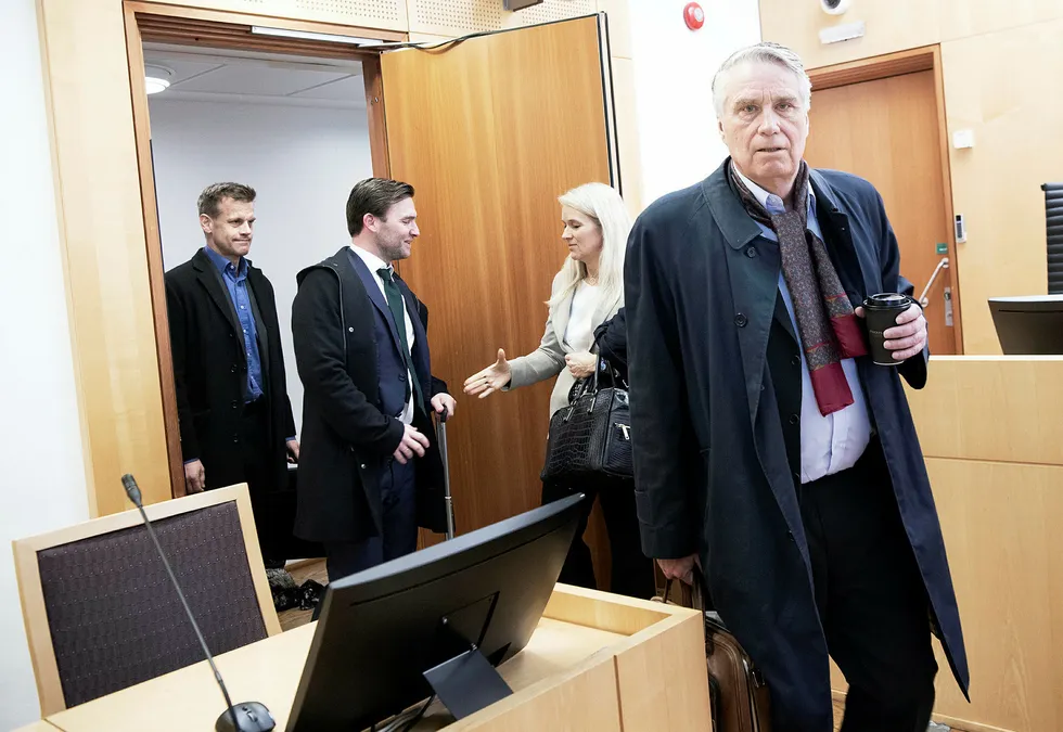 Arne Vigeland (bakerst) har saksøkt det tidligere styret i RenoNorden for å ha tilbakeholdt informasjon i forbindelse med en emisjon i selskapet. Vigelands advokat Nils Christian Langtvedt (foran ham) og saksøkte Erik Thorsen (foran). Ingvild Huseby, styremedlem og nå saksøkt, hilser på Vigelands advokat.