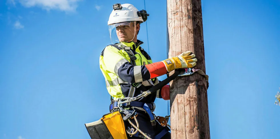 Det kan være farlig å jobbe i kraftbransjen, men ifølge Energi Norges tall har antallet skader gått drastisk ned de siste årene.