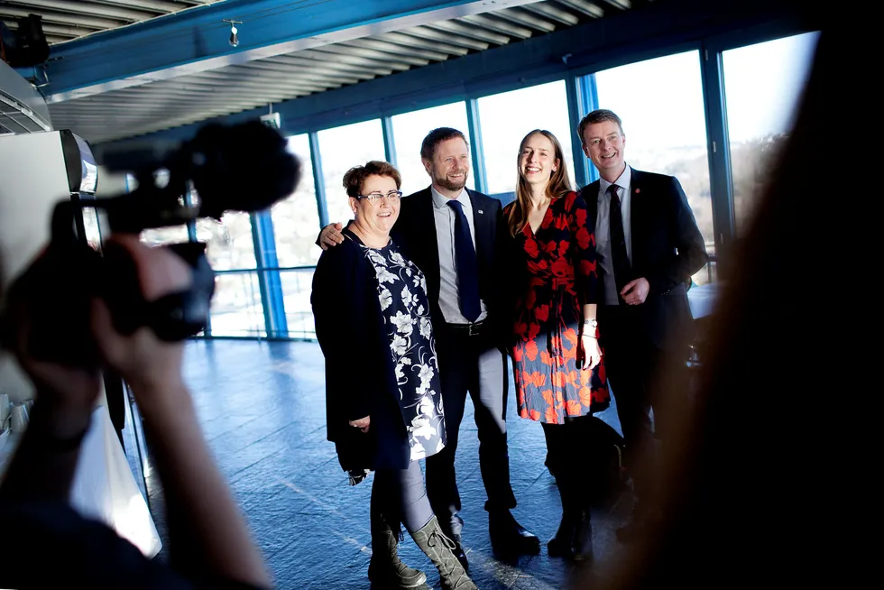 Olaug Bollestad (KrF), helse og omsorgsminister Bent Høie (H), Iselin Nybø (V) og Olje- og energiminster Terje Søviknes (Frp) ved presentasjonen av at det nye statlige fornybarfondet legges til Stavanger. Foto: Tomas Larsen
