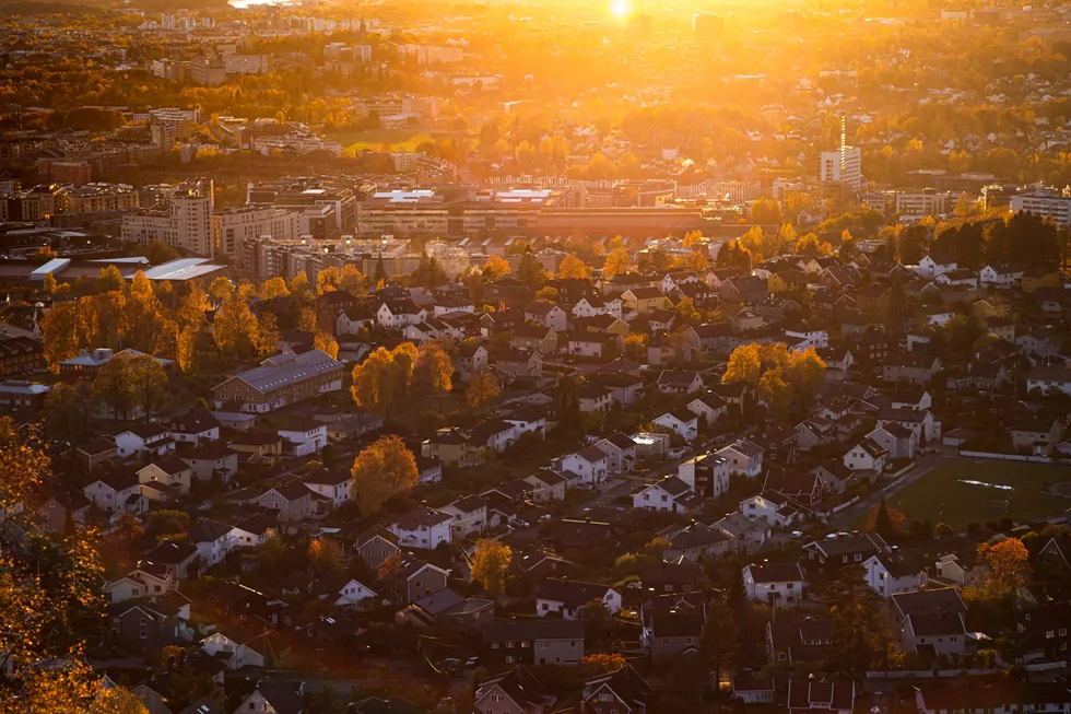 Finanstilsynet-direktør Knut Haugan sier låntakere som tar opp lån nær eller over grensen til maksimal belåningsgrad risikerer å havne i en krevende situasjon dersom boligprisene skulle falle. Her senker solen seg over Grefsen-platået i Oslo.