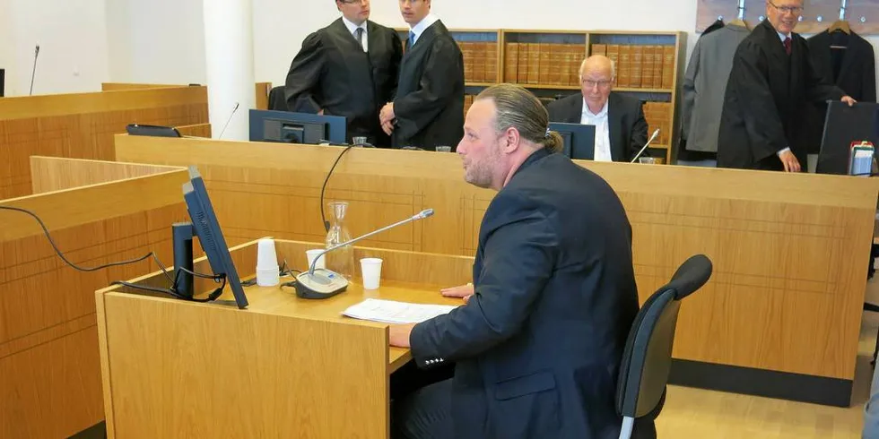 SVENDSEN OG ISQUEEN: Lakseoppdretter Kurt Svendsen i vitneboksen i Lofoten tingrett i juni. Økokrim hadde tiltalt både Svendsen og hans selskap Isqueen. Foto: Agnar Berg