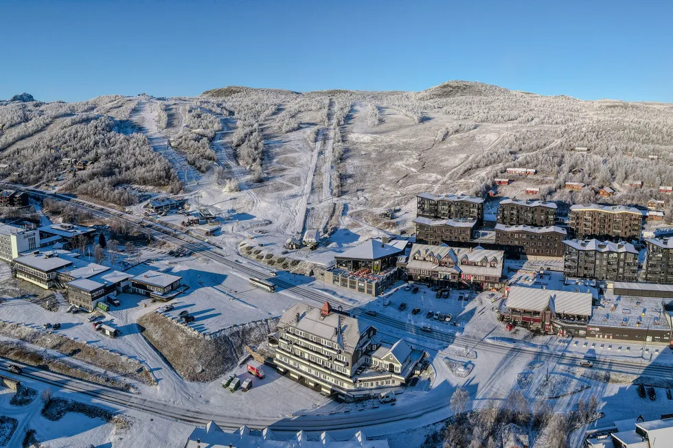 Eierne av Beitostølen ønsker seg en «clean exit» og vil selge familiens livsverk. Radisson Blu Mountain Resort (til venstre). Beitostølen sentrum med leiligheter, restauranter og handel (til høyre).