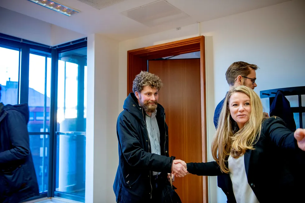 Harald Allen Enersen var gründer i Boklageret og endte som eier av den fallerte bokhandelkjeden Notabene. Det endte i konkurs for begge selskapene. Her er han sammen med bostyrer Ellen Synnøve Schult Ulriksen og hennes kollega Christoffer Baisgård.