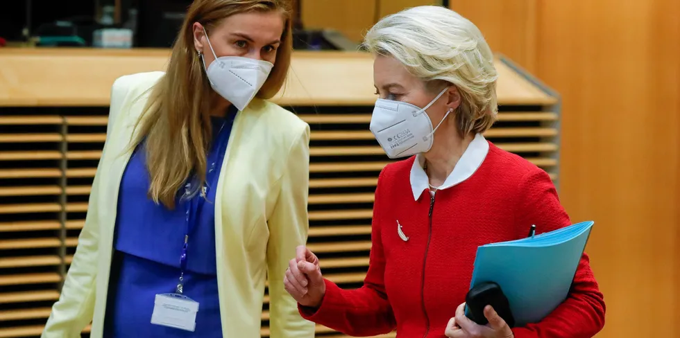 Energikommissær Kadri Simson (t.v.) og EU-kommisjonens leder Ursula von der Leyen på et møte i Brussel i begynnelsen av mars.