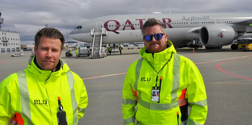 Administrerende direktør Elnar Remi Holmen (t.v.) i Bodøregionenstviklingsselskap (Brus) og prosjektleder Johan Sverre Arnesen i Bodø Lufthavnutvikling (Blu). I bakgrunnen en Boeing 777 som skal fly 60 tonn laks direkte til Doha ved Persiabukta, for videre distribusjon til andre land i Asia. Se egen sak på siden om planene Brus har for Bodø.