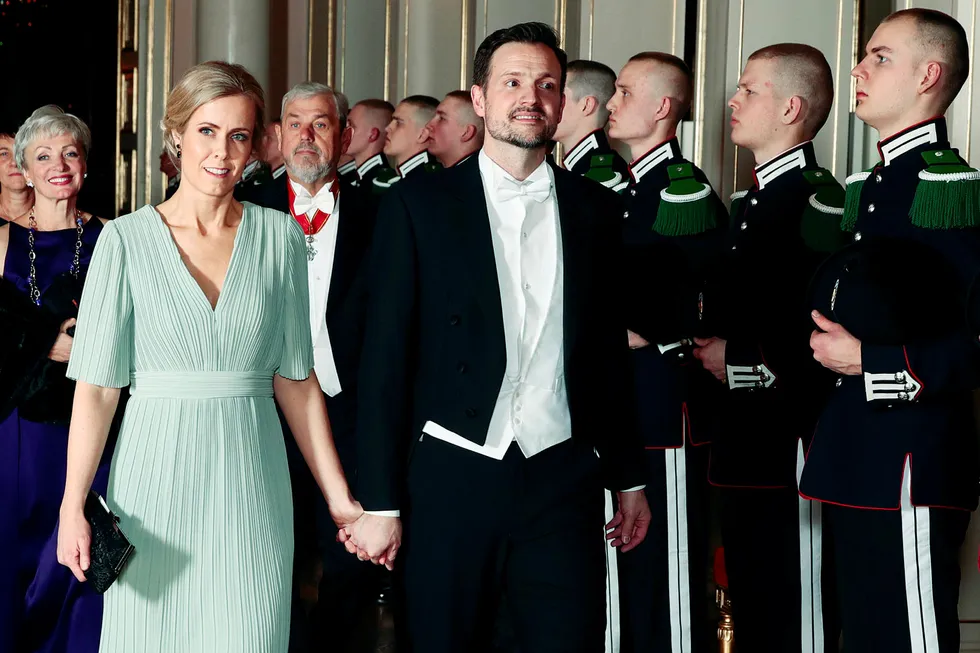 Innlegget som ble slettet var skrevet av nåværende utviklingsminister Dag-Inge Ulstein og kona Ingjerd Mella Ulstein. Her er de på gallamiddag på slottet.