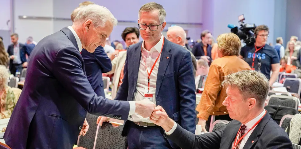 Statsminister og Ap-leder Jonas Gahr Støre og statsråd Terje Aasland etter at energiutvalgets innstilling var vedtatt på landsmøtet.