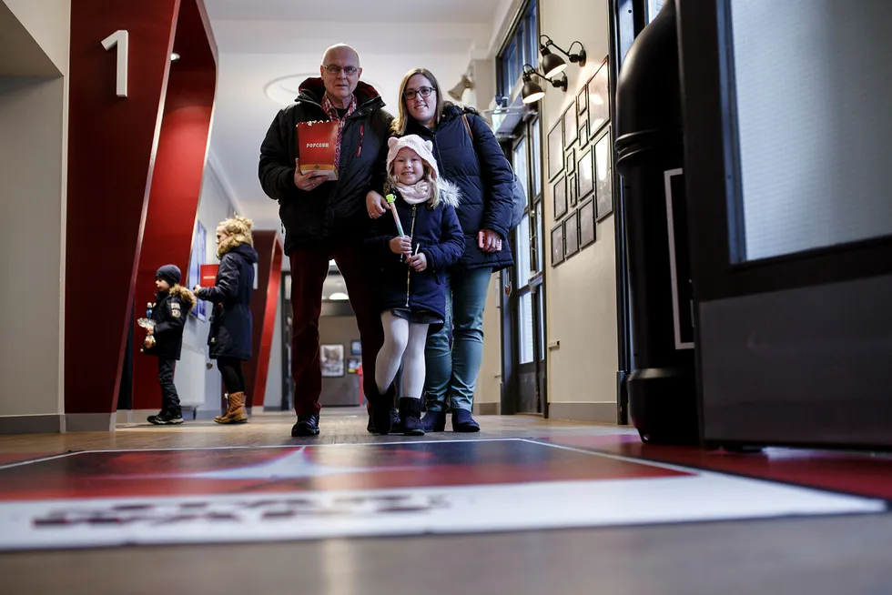 Bestefar Terje Abrahamsen, barnebarn Frida Rønsen og mamma Ebba Falch var på Colosseum kino onsdag formiddag. Kinobesøket har gått kraftig ned etter rekordåret i fjor. Foto: Nicklas Knudsen