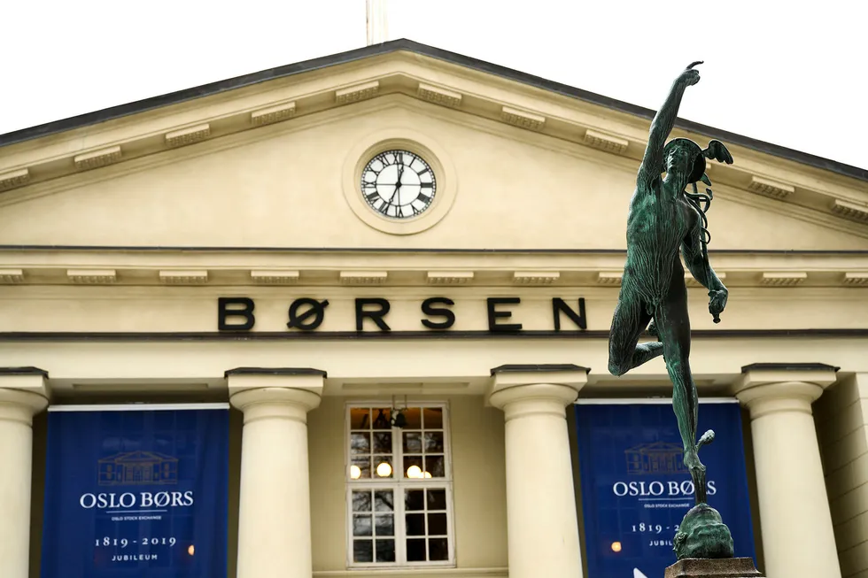 Oslo Børs er ned 14 prosent så langt i år, men moteaksjene knuser hovedindeksen.
