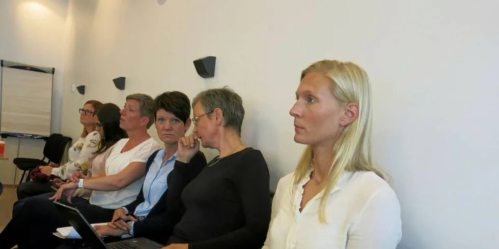 På bakerste stolrad: Mattilsynet stiller med mange ansatte for å følge en rettssak som blant annet handler laksesykdommen ILA i Lofoten tingrett denne uken.Foto: Agnar Berg