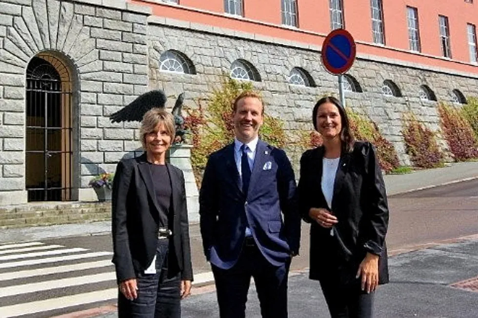 Bybåt Haugesund. Fra venstre: Annette Sæther, næringssjef i Haugesund kommune, Nils Konrad Bua, ordfører i Haugesund kommune og Veronica Charlotte Haugan, prosjektleder i «Utslippsfri autonom bybåt».