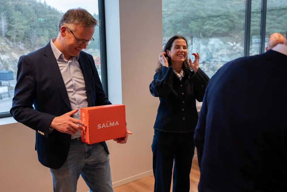 Både Sigvald Rist, direktør i Insula Norge og konsernsjef i Bremnes Seashore, Linda Litlekalsøy Aase hadde grunn til å smile tirsdag formiddag.