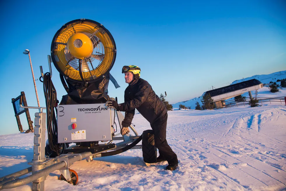 Daglig leder i Alpinco, Odd Stensrud, snurrer på en manuell snøkanon på toppen av Kvitfjell. – Skal du satse er du helt avhengig av kunstsnø, sier Stensrud. Foto: Thomas Kleiven