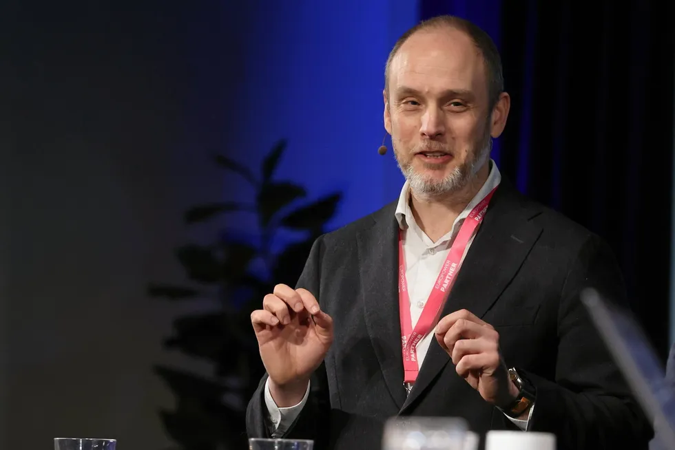 – Blir det ingen begrensning, vil det være meget krevende. Grensen bør settes på et nivå der det blir incentiv til energisparing og flytting av forbruk. Men vi forstår at det politiske ønsket er å skape ro, sier nestleder i Fornybar Norge, Bård Standal.