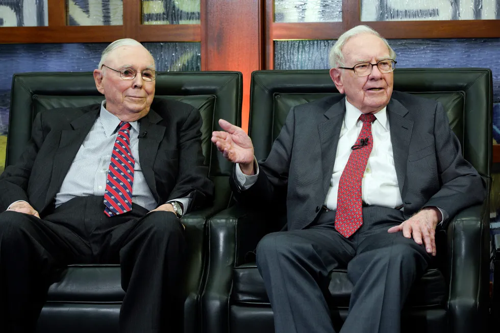 Berkshire Hathaways Warren Buffett (til høyre) og hans høyre hånd Charlie Munger.