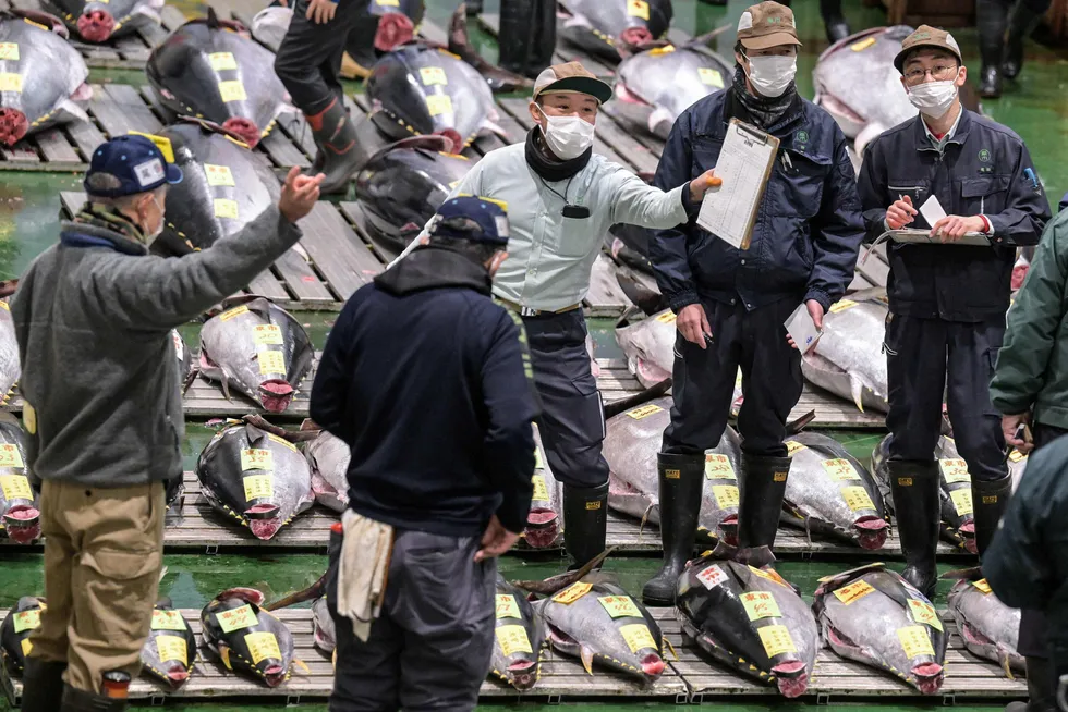 Den årlige nyttårsauksjonen ved Toyosu-fiskemarkedet i Tokyo startet med et minutts stillhet for å hedre ofrene etter jordskjelvskatastrofen før den tradisjonelle tunfiskauksjonen startet. Prisene som oppnås er en indikasjon på den japanske økonomien.