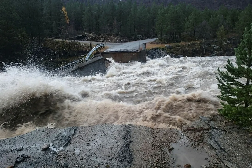Dyringsbrua ved Liavassosen i Skjåk forsvant på sekunder av de store vannmassene søndag Store mengder regn og vann fra snø- og bresmelting de siste døgnene har ført til at en rekke elver og bekker har gått over sine bredder i Nord-Gudbrandsdalen.
