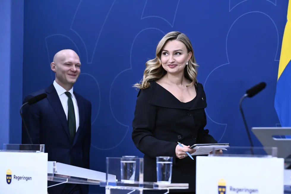Energi- og næringsminister Ebba Busch og finansmarkedsminister Niklas Wykman presenterte opplegget for finansiering av ny svenske kjernekraft.