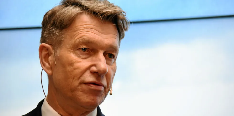 Olje- og energiminister Terje Aasland sier at regjeringens ambisjon fortsatt er å få byget ut mer vindkraft på land.
