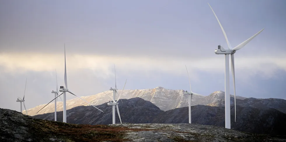 Vindkraftparken på Fosen var ferdig utbygd i 2021. Utbyggingen i Norge var i fjor en tredjedel av hva som ble ferdigstilt i Sverige, ifølge ny statistikk.