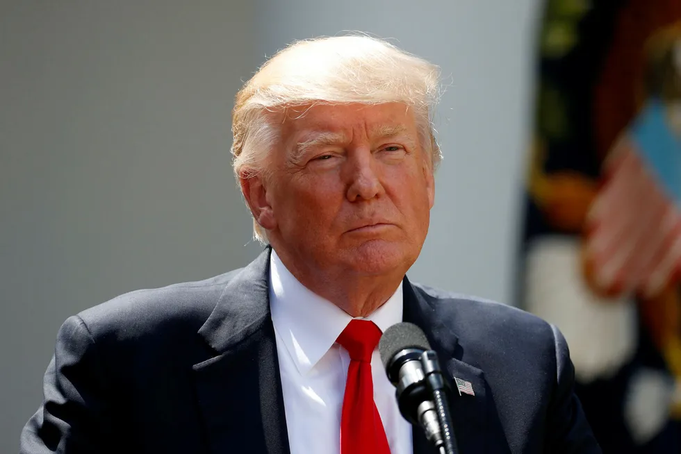 Donald Trump har ved flere anledninger sagt at han ønsker en svakere dollar. Det kan få en uheldig effekt ifølge John W. Snow, finansminister under tidligere president George W. Bush. Foto: Alex Brandon/AP/NTB Scanpix