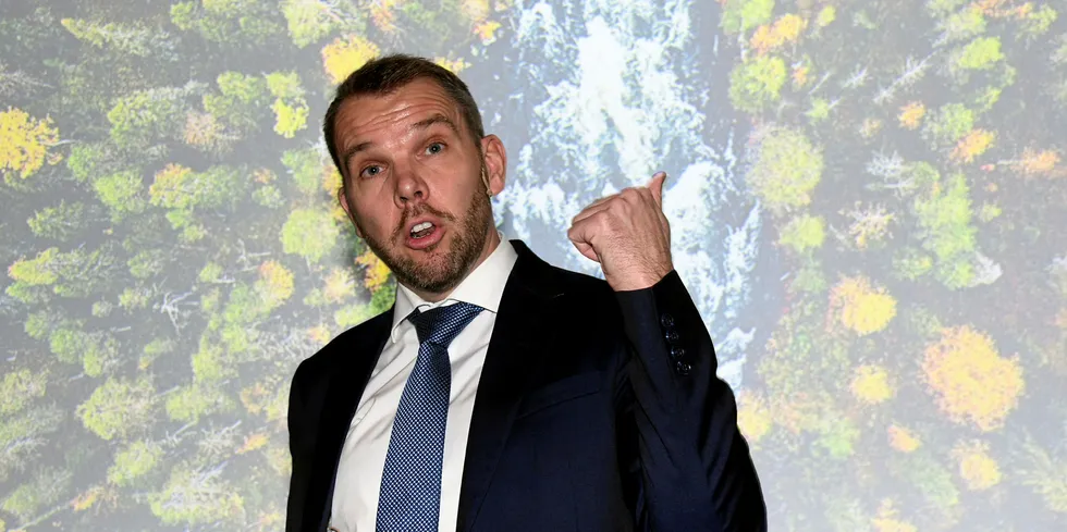 Dette bildet er tatt ved en tidligere anledning. Agder Energi-sjef Steffen Syvertsen sitter nå som mange andre på hjemmekontor.