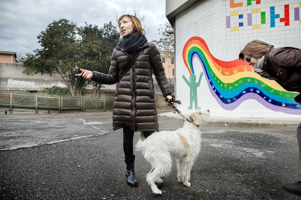 Daniela de Rose (55) fra bydelen Trastevere i Roma har fått nok av statsminister Matteo Renzi og stemmer derfor nei i folkeavstemningen om grunnlovsendringer søndag. Hunden Muttley hilser på nabo Giuliana. Foto: Linda Næsfeldt
