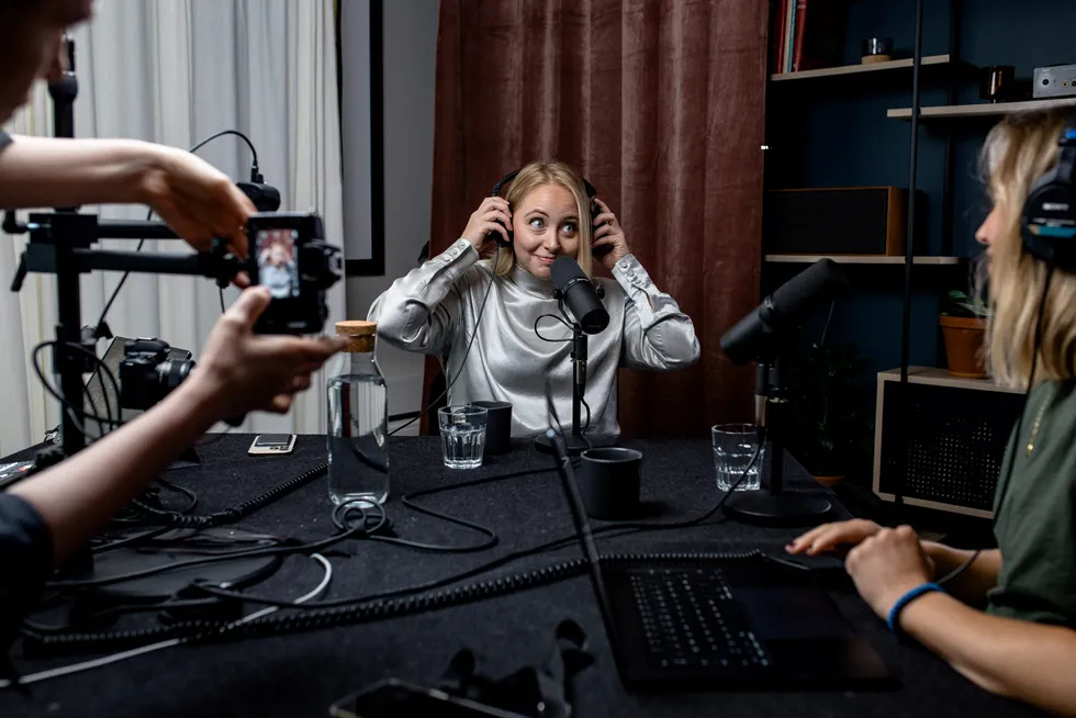 Seriegründer Anna Fiskå Paulsen, her under innspilling av podkasten «OsloNewYork»