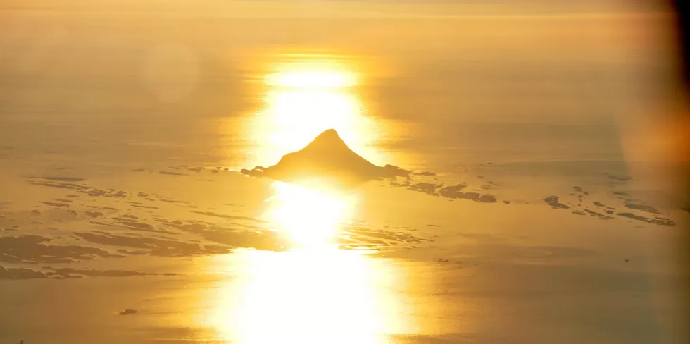 Sola skinner på Lovund, gulløya på Helgeland.