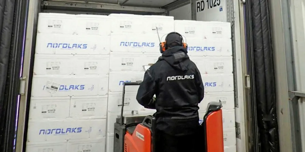Nordlaks-laks på vei ut til Europa med trailer og togtransport.