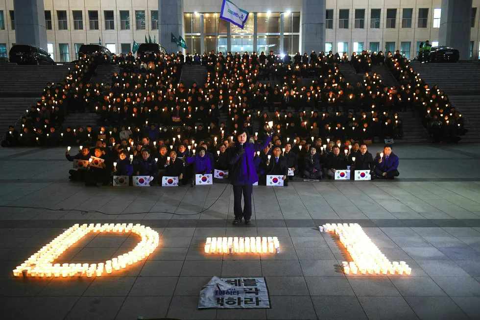 Avbildet er en av de mange protestbevegelsene mot Sør-oreas president den siste tiden. Foto: JUNG YEON-JE /AFP / NTB Scanpix
