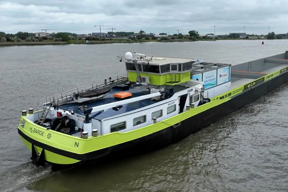 Hydrogen-powered barge FPS Maas.