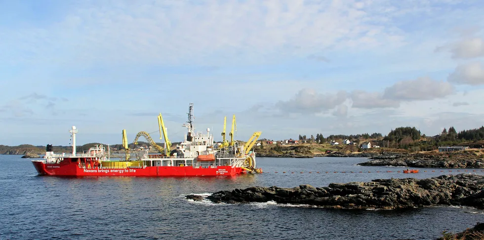 Problemer på Skagerak 4 har gjort at det er større kapasitet fra Danmark til Norge enn motsatt vei. Blir denne retningen endret kan man spare en halv milliard i år.