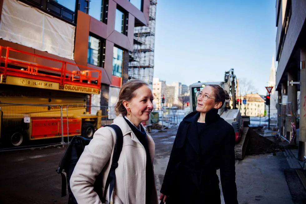 – Vi har dreid oss mer mot energi, klima som følge av færre oppdrag innenfor nybolig, sier Birgit Rosendahl, seniorrådgiver rekruttering i Sweco (til venstre). Ved hennes side står kollega Karen Nybakke, avdelingsleder energi og Industri.