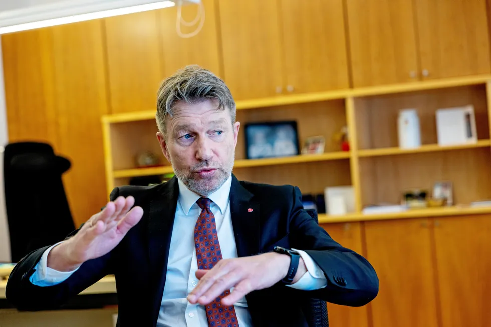 – Jeg vil ikke si at jeg blir skremt, men det er et veldig høyt tall, sier energiminister Terje Aasland om det britiske støttenivået på 272 øre/kWh til flytende havvind.