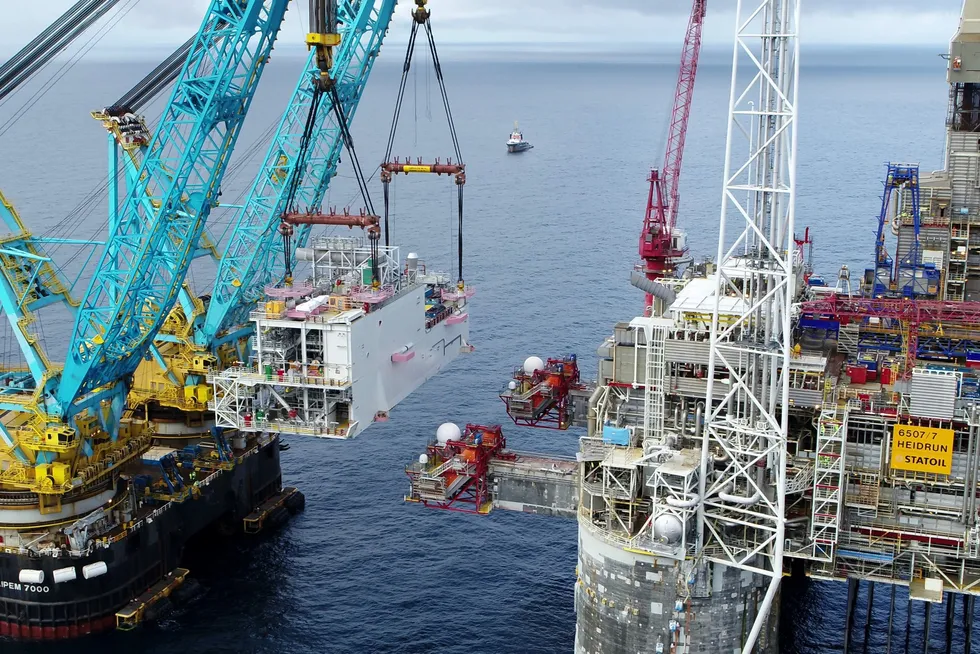 Harbour Energy er Norges femte største olje- og gassprodusent. Selskapet er blant annet operatør for gassfeltet Dvalin, som utvinnes gjennom en modul på Equinors Heidrun-plattform (bildet viser installasjonen i 2019). Nå ber Harbour om nye incentiver for utbygging av små felt gjennom nettopp denne typen samarbeid.