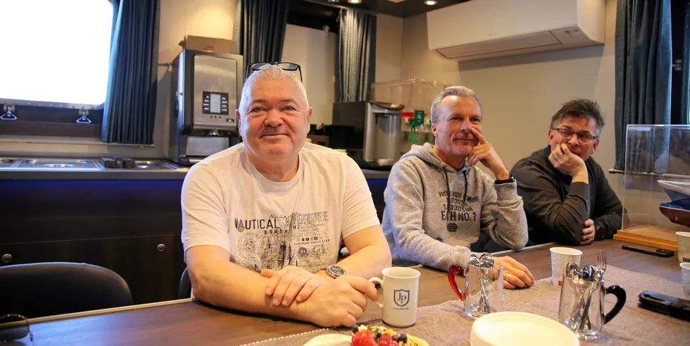 Reder Bjørnar Jonassen (til venstre) er glad for at nybåten omsider er ferdig, og er utålmodig etter å komme seg i fiske. Men en ting bekymrer rederne: havdeling.
