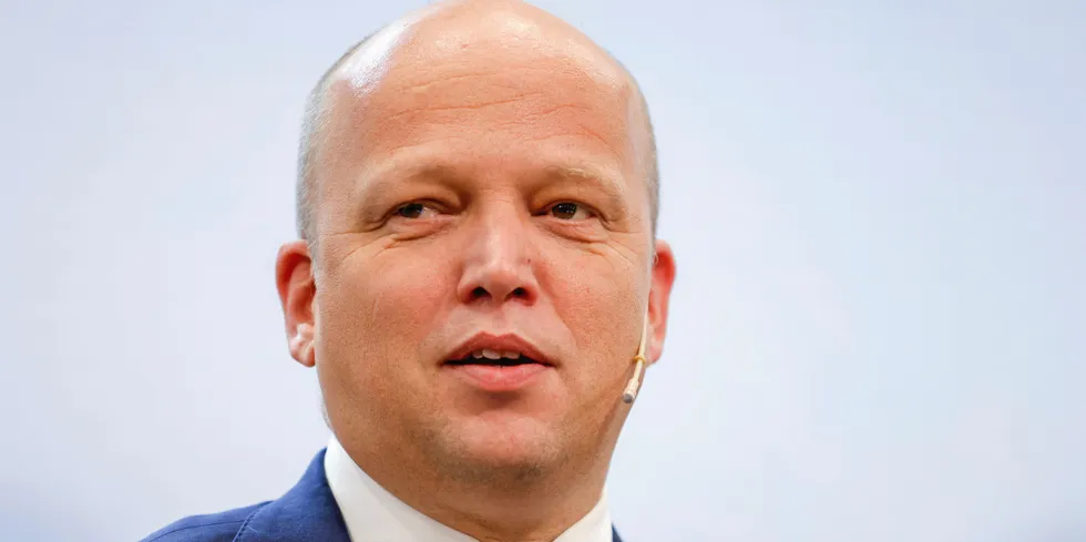 Sp-leder og finansminister Trygve Slagsvold Vedum vil halvere antall strømkabler til Danmark.