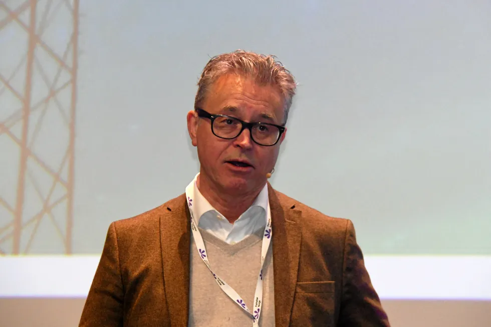 Bodø-ordfører Odd Emil Ingebrigtsen har sett seg lei på statsforvaltere som kommer med innsigelser til industri- og kraftprosjekter. – De bruker mesteparten av tiden til å kontrollere kommunene, i stedet for gi råd og veilede, sier han.