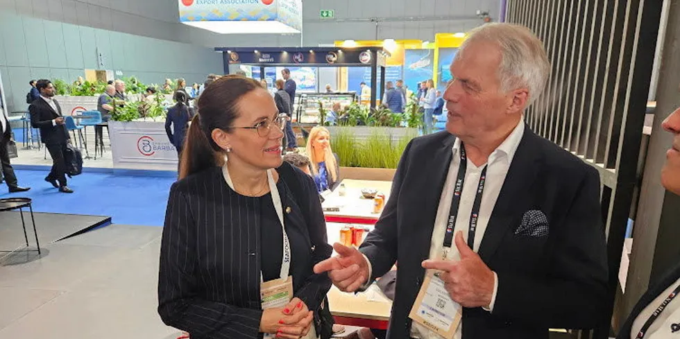 Fersk fiskeriminister Marianne Sivertsen Næss (Ap) i samtale med Salmar-gründer Gustav Witzøe.