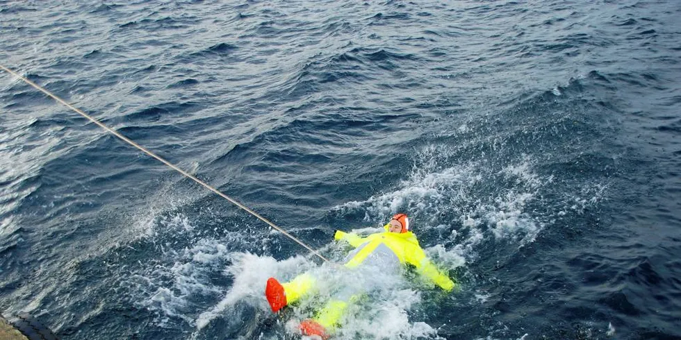 SIKKERHET: Overlevelsesdrakter er et godt bidrag til sikkerheten for fiskere, men det er fortsatt dystre ulykkesstatistikker å forholde seg til for fiskere.Illustrasjonsfoto: Einar Lindbæk