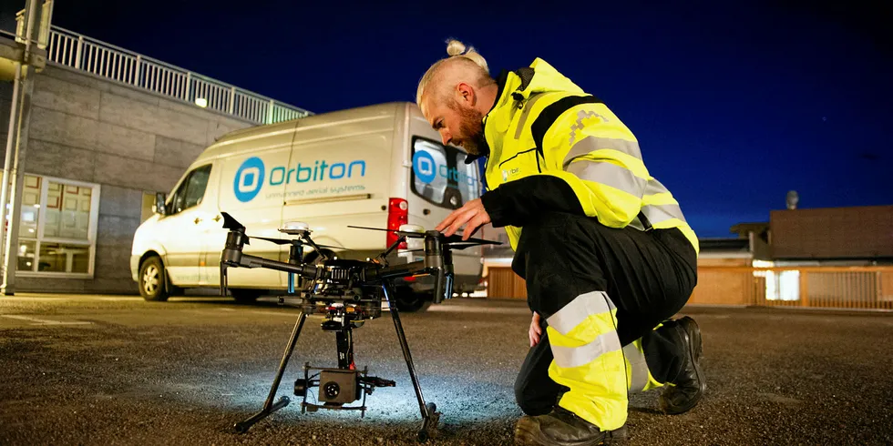 KLARGJØRING: Sjefpilot i Orbiton, Kim André Marthinsen, som klargjør dronen for oppdrag.