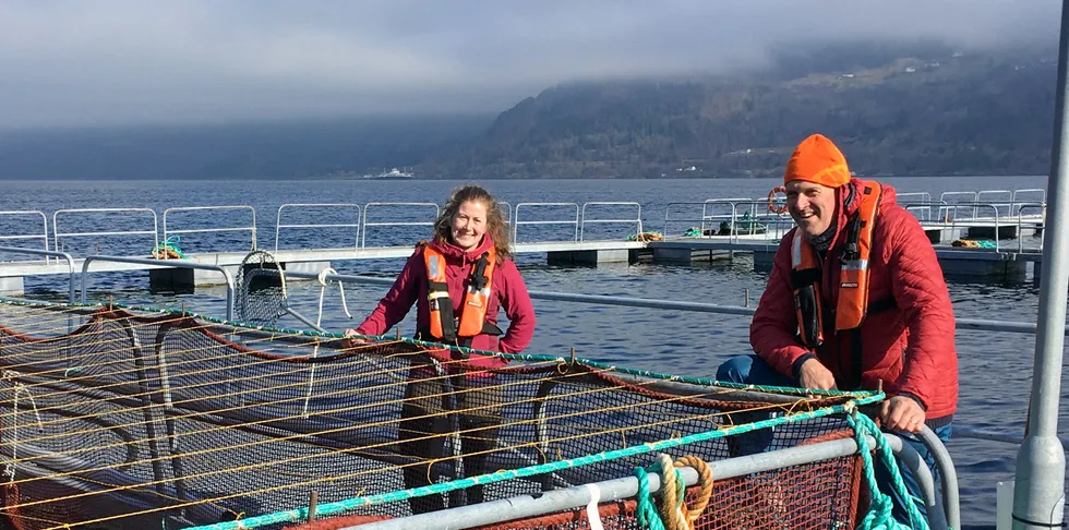 Ingrid Torvanger og Tom Wilke fra Sande Settefisk ser til at smolten har det bra etter utsett på lokaliteten Haneholmen hos Nordfjord Laks. Bildet er tatt i en annen forbindelse.