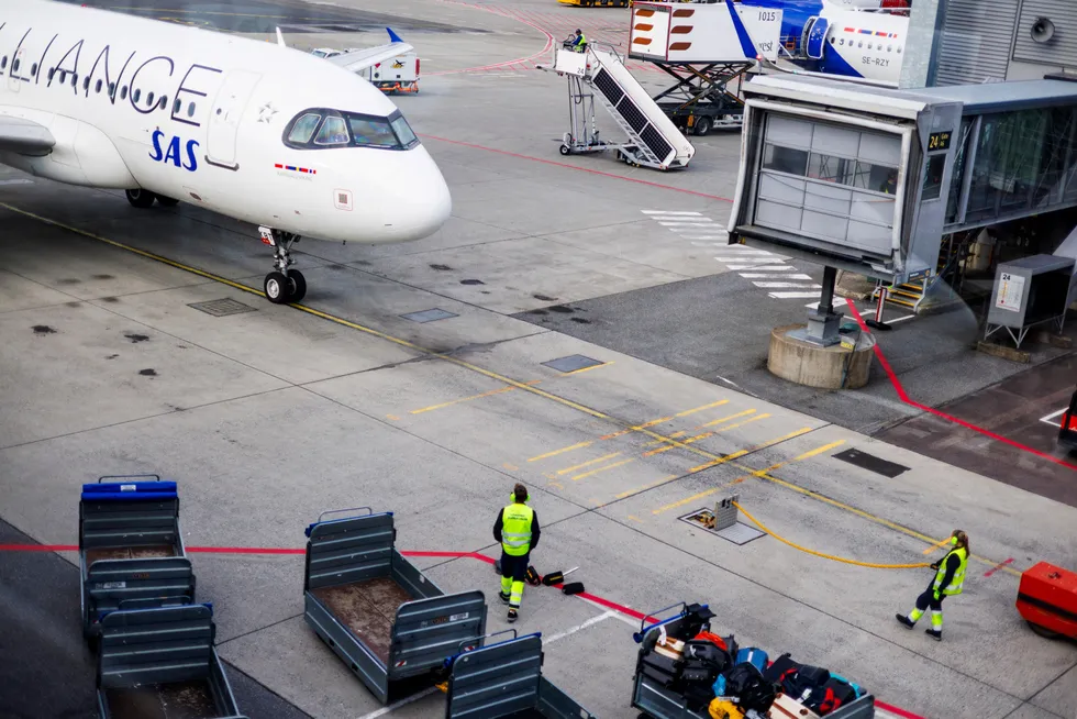 Nå må flyselskapene betale høyere avgifter for å finansiere milliardprosjekter i Avinor-systemet. Her et SAS-fly med Star Alliance-reklame på Oslo lufthavn – snart historie.